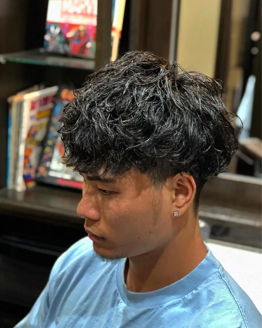 ミディアム パーマ メンズ ミディアムパーマ メンズパーマ スパイラルパーマ 猪井 明のヘアスタイル