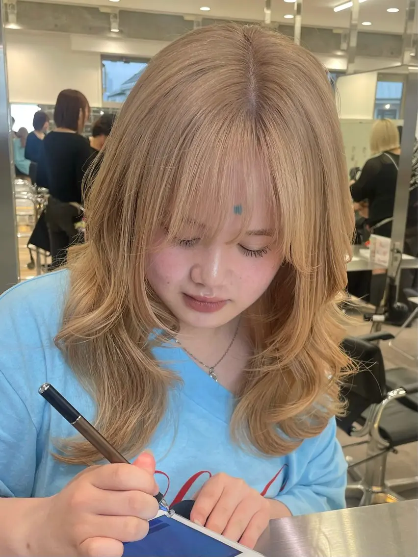 セミロング カラー ヘアカラー 海外ガールヘア🩵 ブリーチカラー優海のヘアスタイル