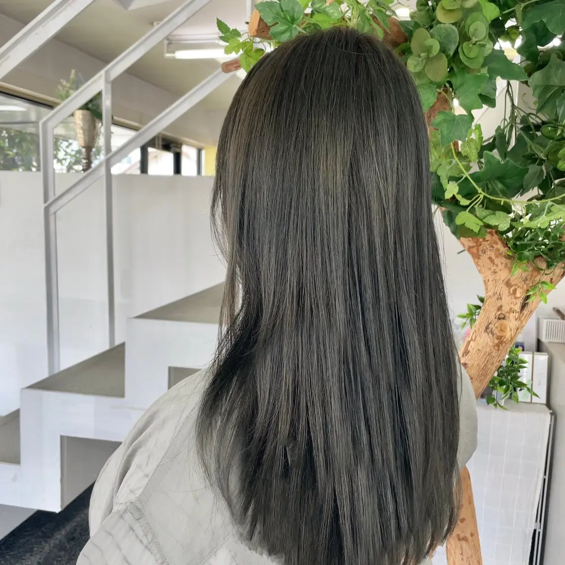 ロング カラー オリーブグレー カット ヘアカラー 山田 里美のヘアスタイル