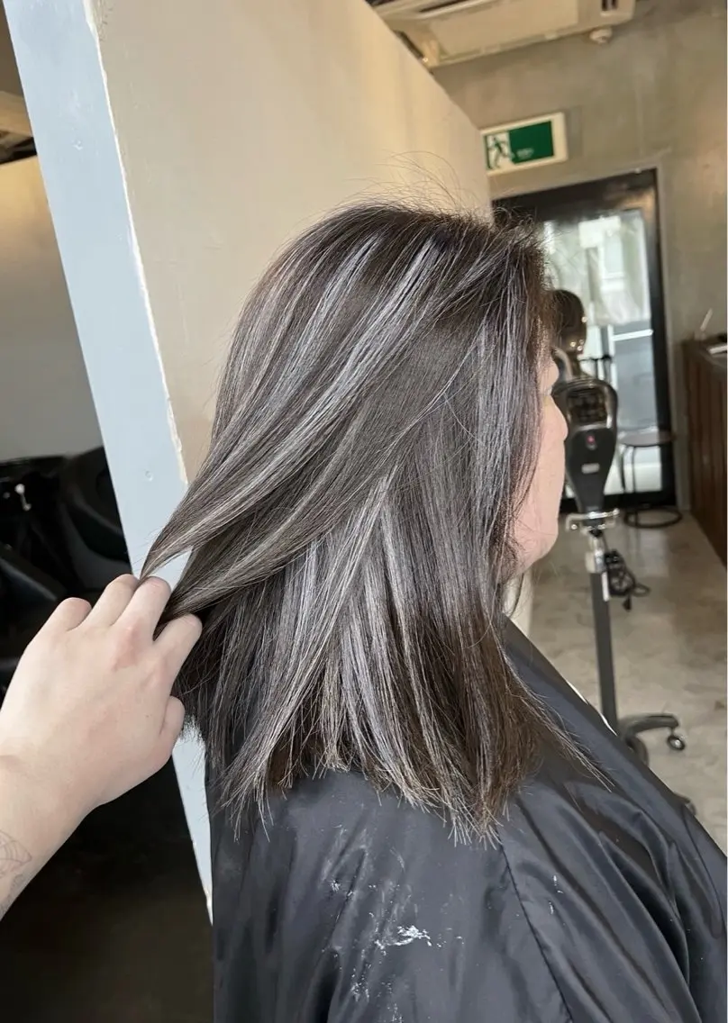 ミディアム カラー ダークグレー ダークグレージュ グレージュ ハイライトカラー ハイライト カット ヘアカラー トリートメント 指名数No.1 /NAOYAのヘアスタイル