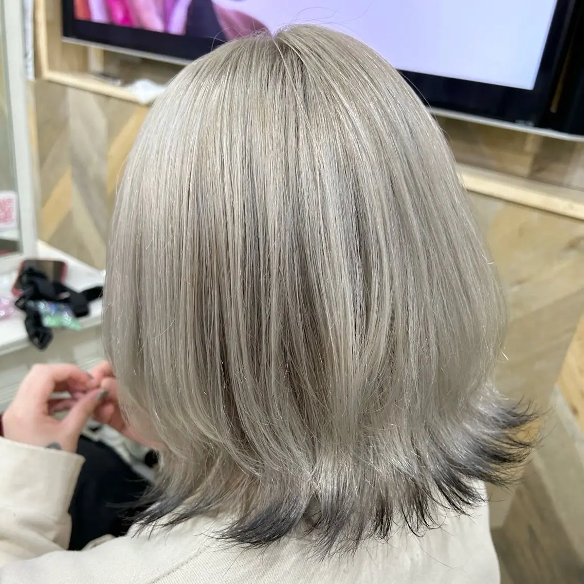 ショート カラー ボブレイヤー ベージュカラー 黒髪 ホワイトベージュ ボブ カット ヘアカラー トリートメント TIES/ 岩見柊子のヘアスタイル