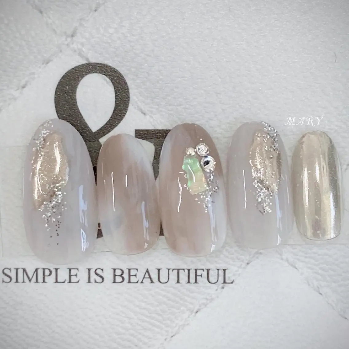 ネイル キラキラネイル ミラーネイル ニュアンスネイル ワンカラーネイル ホワイト ハンドネイル Mary nail .narumiのネイルデザイン