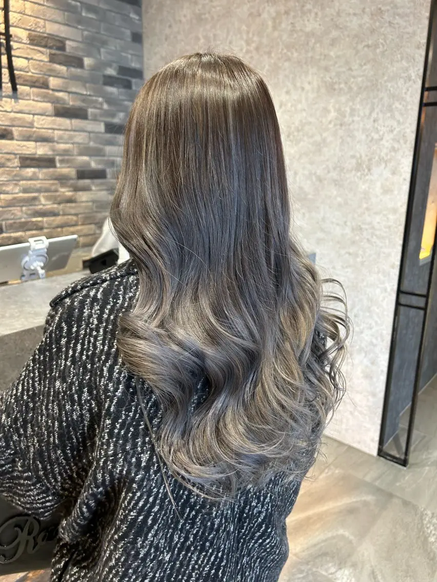 ロング カラー ヘアアレンジ アッシュ バレイヤージュ ハイトーンカラー シルバー シルバーアッシュ カット 縮毛矯正 トリートメント earth尾形美穂 🫧髪質改善縮毛🫧のヘアスタイル