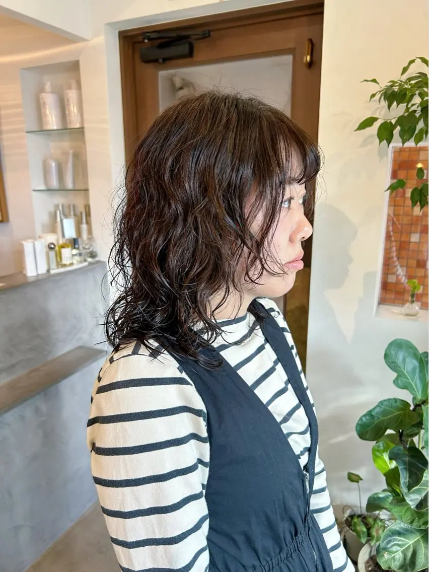 ミディアム パーマ ミディアムレイヤー ミディアムパーマ レイヤーカット 谷澤 朋佳のヘアスタイル