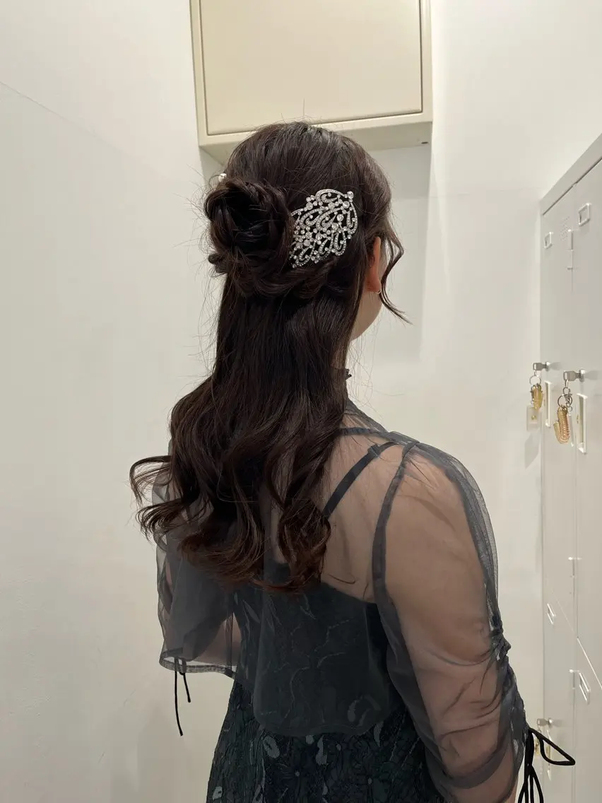 ヘアアレンジ ハーフアップ 結婚式・ブライダル ヘアセット sena⌇ベージュ⌇ ブリーチなしWカラーのヘアスタイル