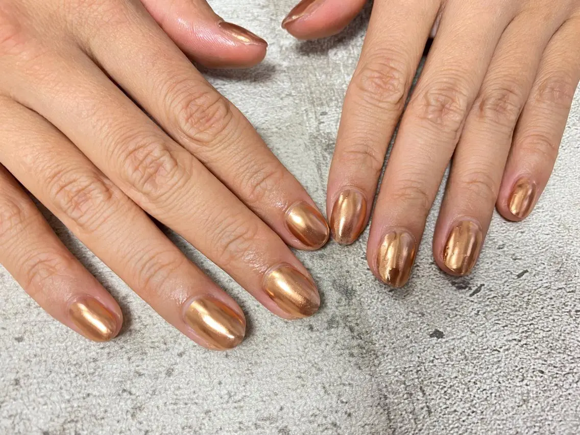 ネイル ブラウン ミラーネイル ワンカラーネイル mogunail &blowのネイルデザイン