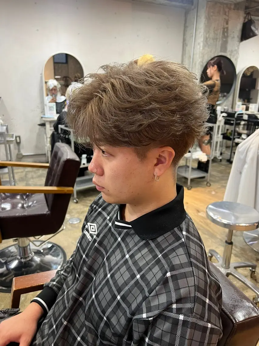 ショート カラー メンズ ベージュカラー ミルクティーベージュ ショートヘア 湖城 恵吾のヘアスタイル