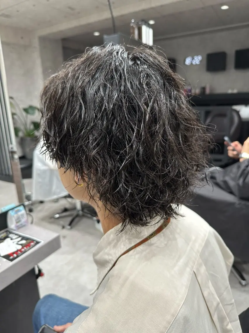 ミディアム パーマ メンズ ミディアムパーマ メンズパーマ ツイストスパイラルパーマ 波巻きパーマ スパイラルパーマ ユウ🪄 パーマ指名No1のヘアスタイル