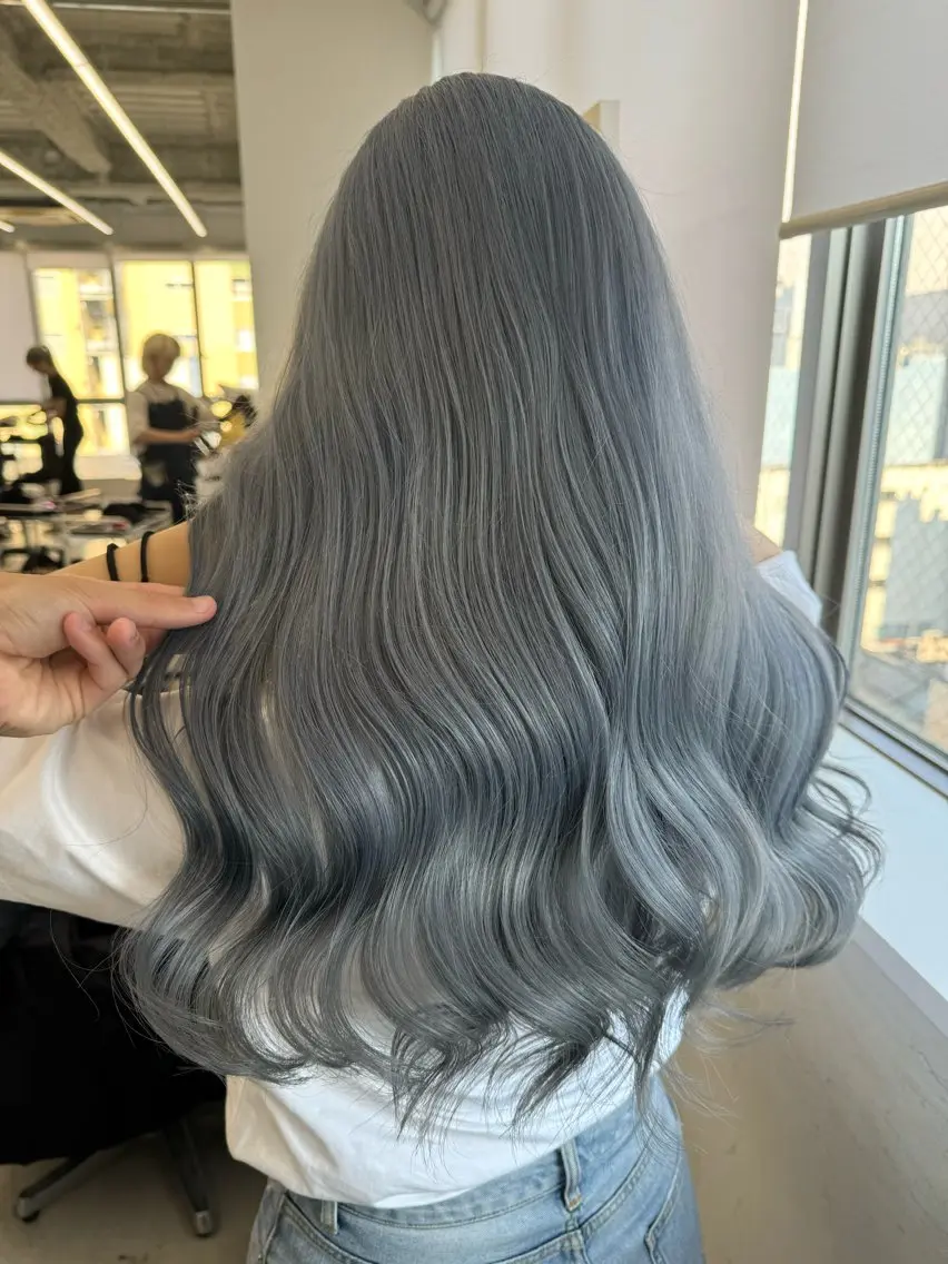 ロング カラー ブルーカラー シルバー ヘアカラー 新美 蓮のヘアスタイル