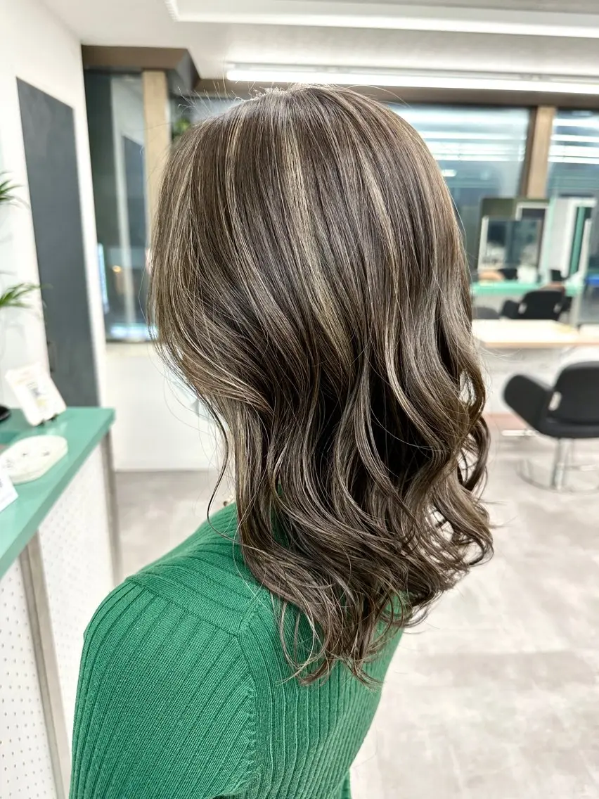 ミディアム ハイライト カット ヘアカラー トリートメント 💚透明感カラー💚 ♻️本間♻️のヘアスタイル