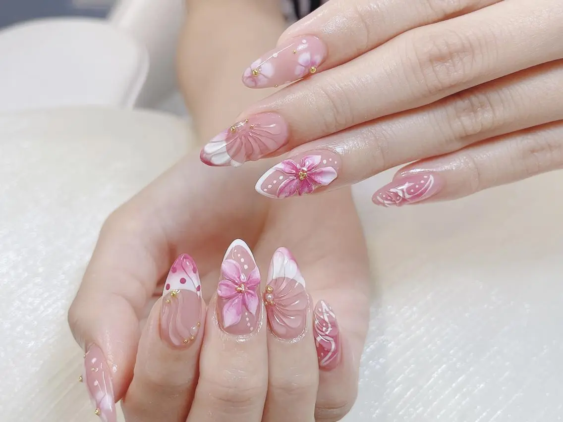 ネイル チークネイル ドット フラワーネイル フレンチネイル キラキラネイル ハンドネイル Chiaki ネイル大宮店のネイルデザイン