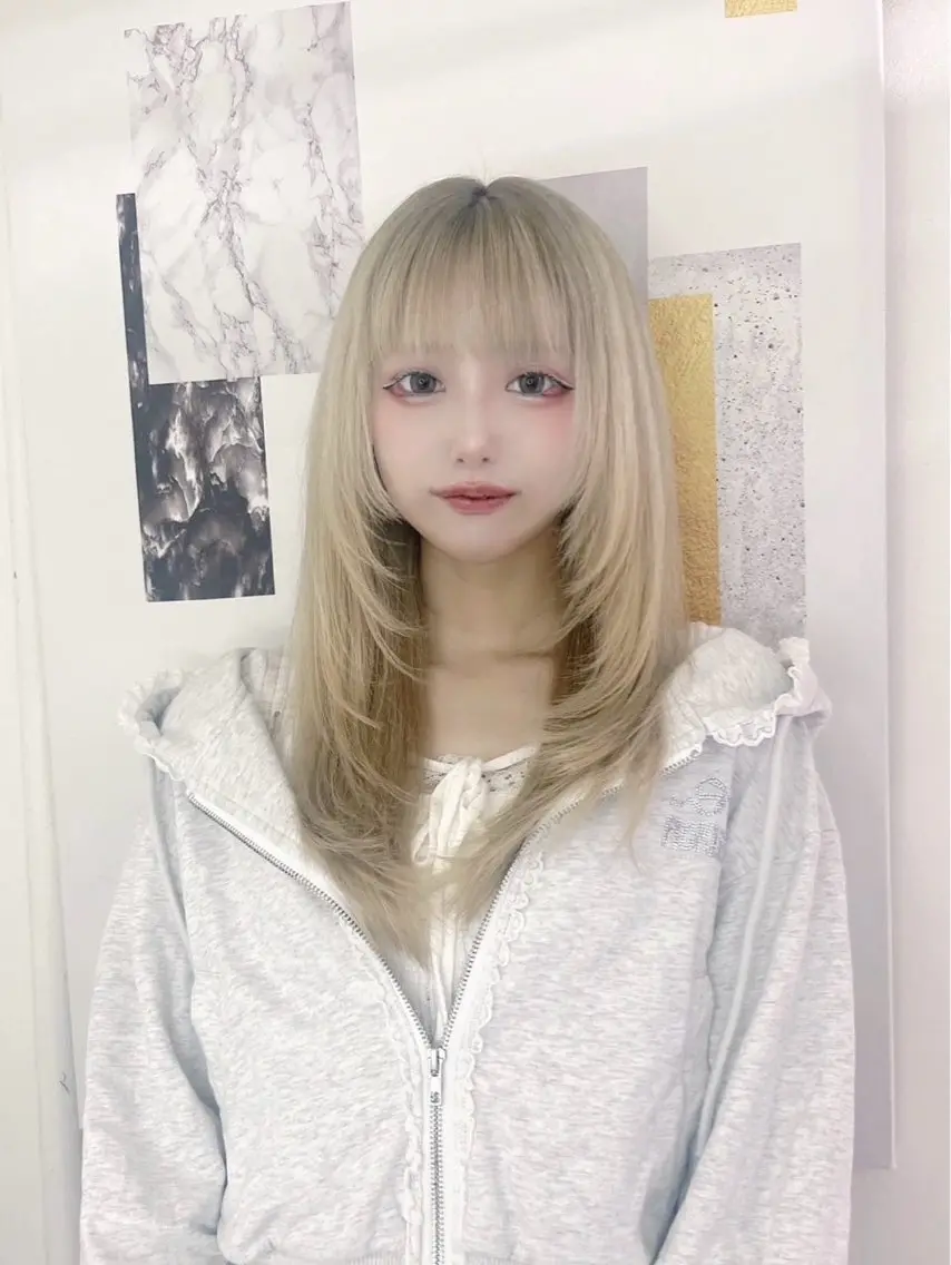 ロング カット ヘアカラー ✩.*Aise⟡.· 艶カラー🐈⬛🩶のヘアスタイル