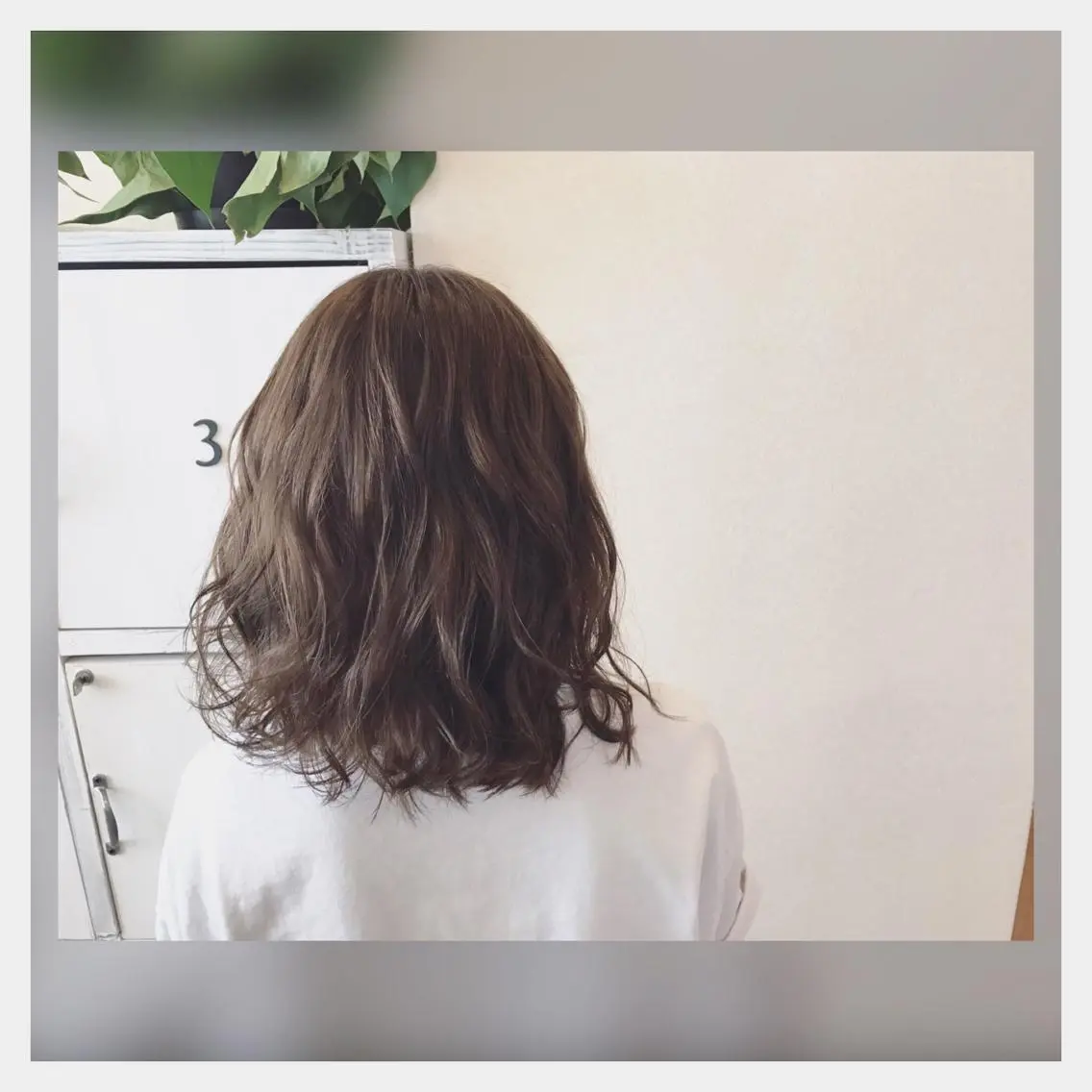 ミディアム カラー グレージュ 岡本 智次のヘアスタイル