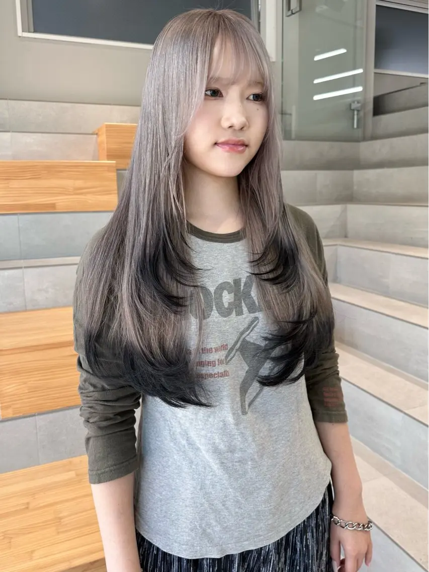 ロング カラー 黒髪 デザインカラー シルバー レイヤーカット 染谷 遥花のヘアスタイル