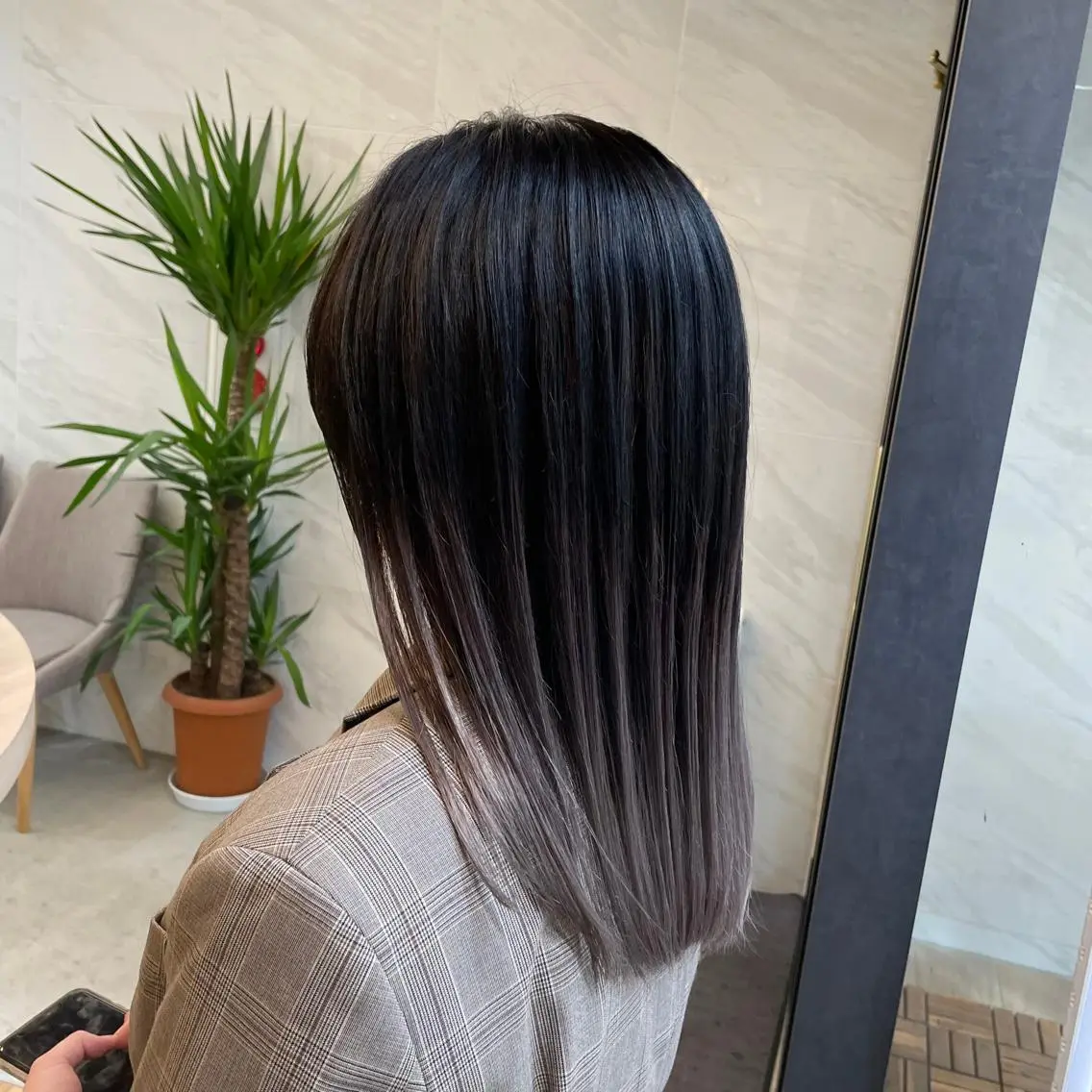カラー SHIN レイヤーカットのヘアスタイル
