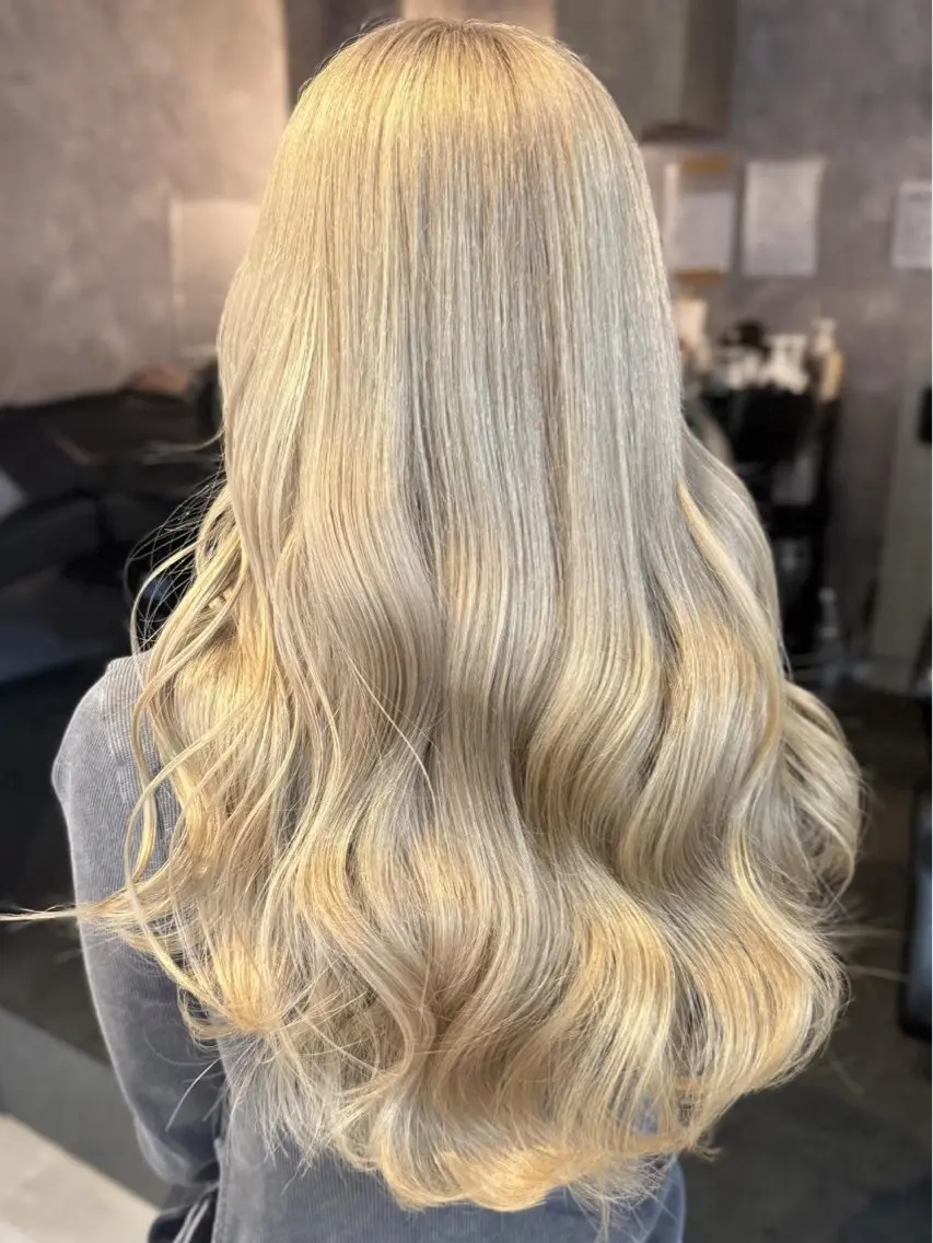 ロング カラー ヘアカラー トリートメント 🎀asumi🍓 ハイトーン🎀のヘアスタイル