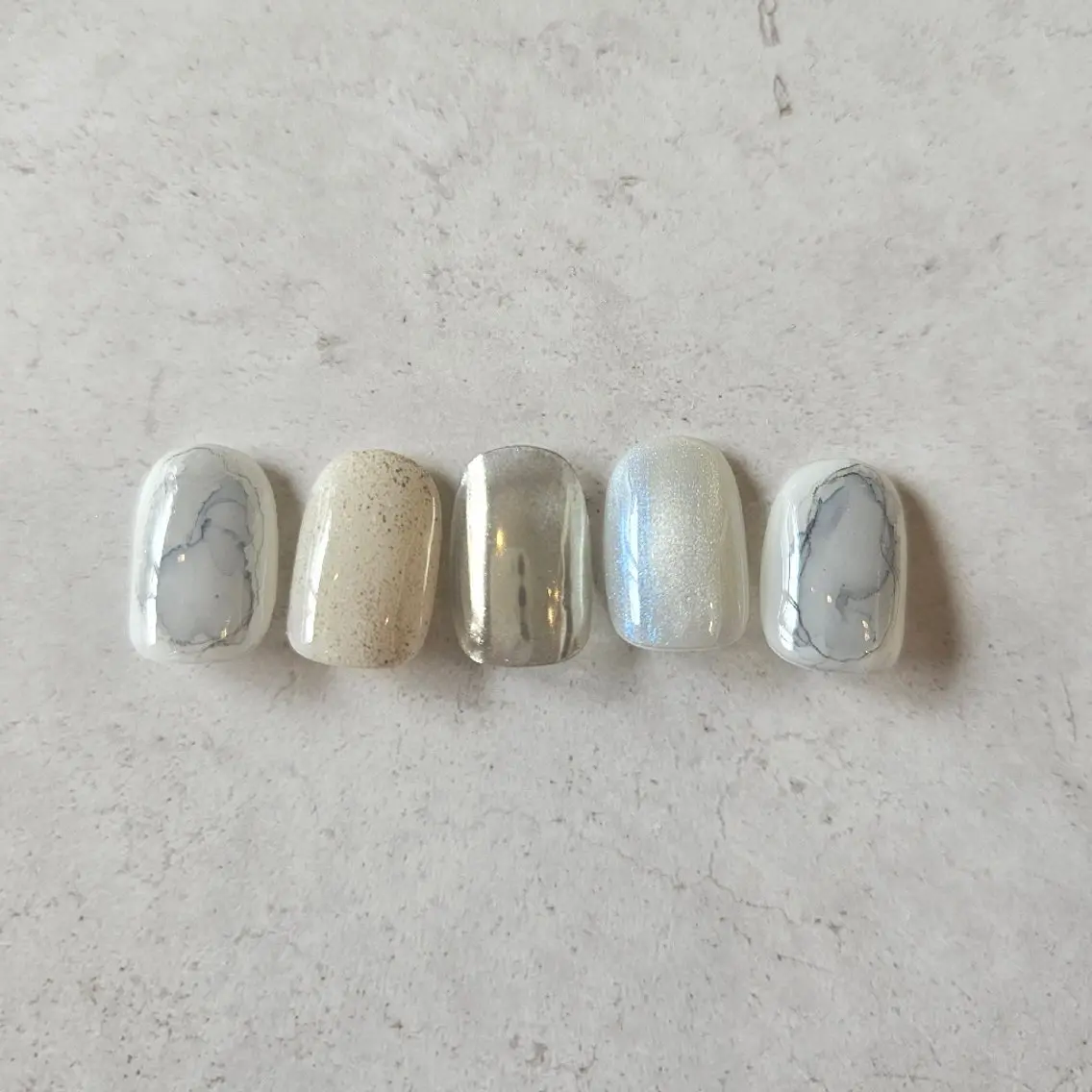 ネイル マグネットネイル ミラーネイル ニュアンスネイル 春ネイル ホワイト ハンドネイル Nailsalon manoのネイルデザイン