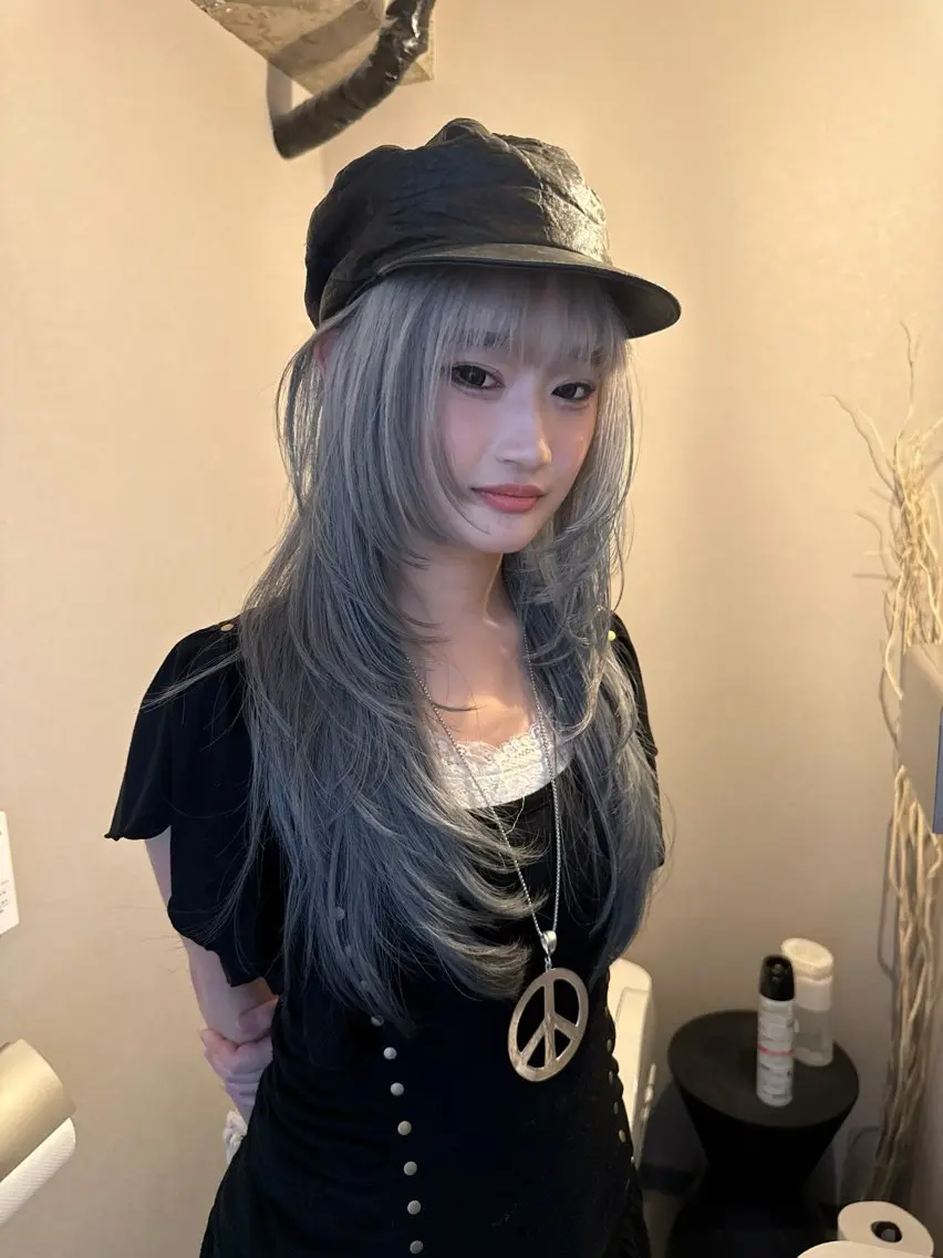 ロング レイヤーカット ブリーチカラー yuraraのヘアスタイル