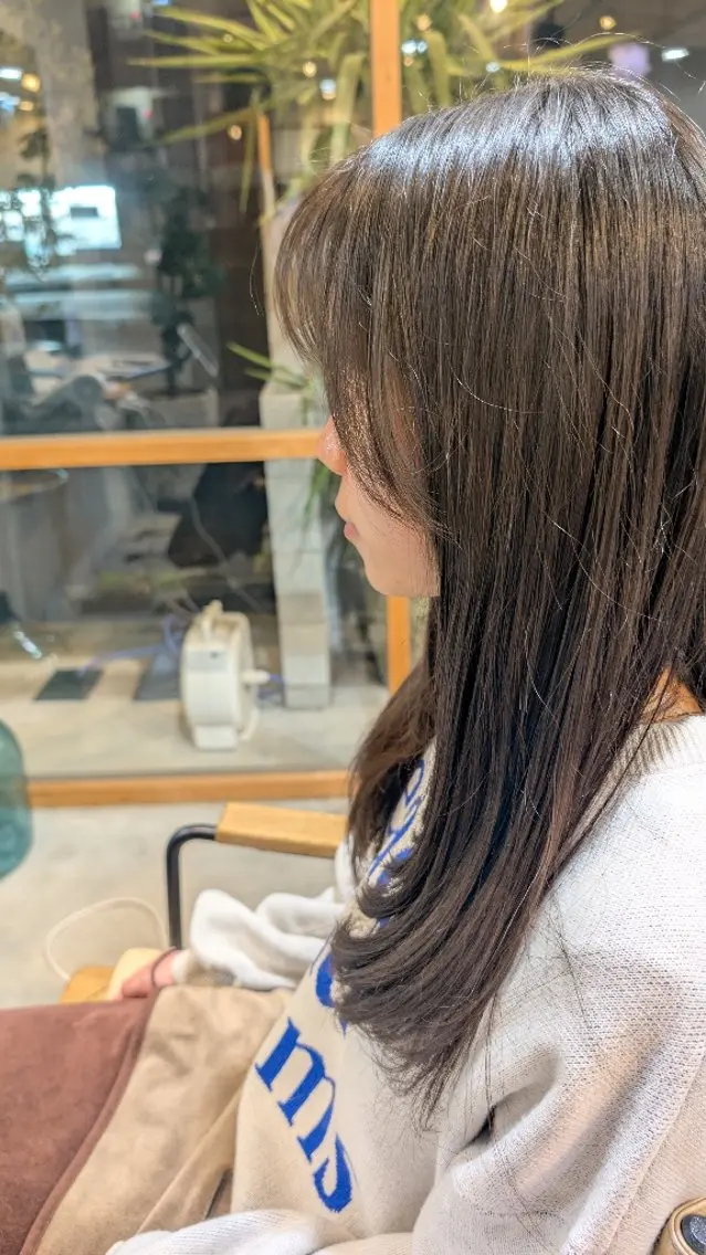 ロング 顔まわりレイヤー レイヤーカット サイドバング 【女性限定】 しおりのヘアスタイル