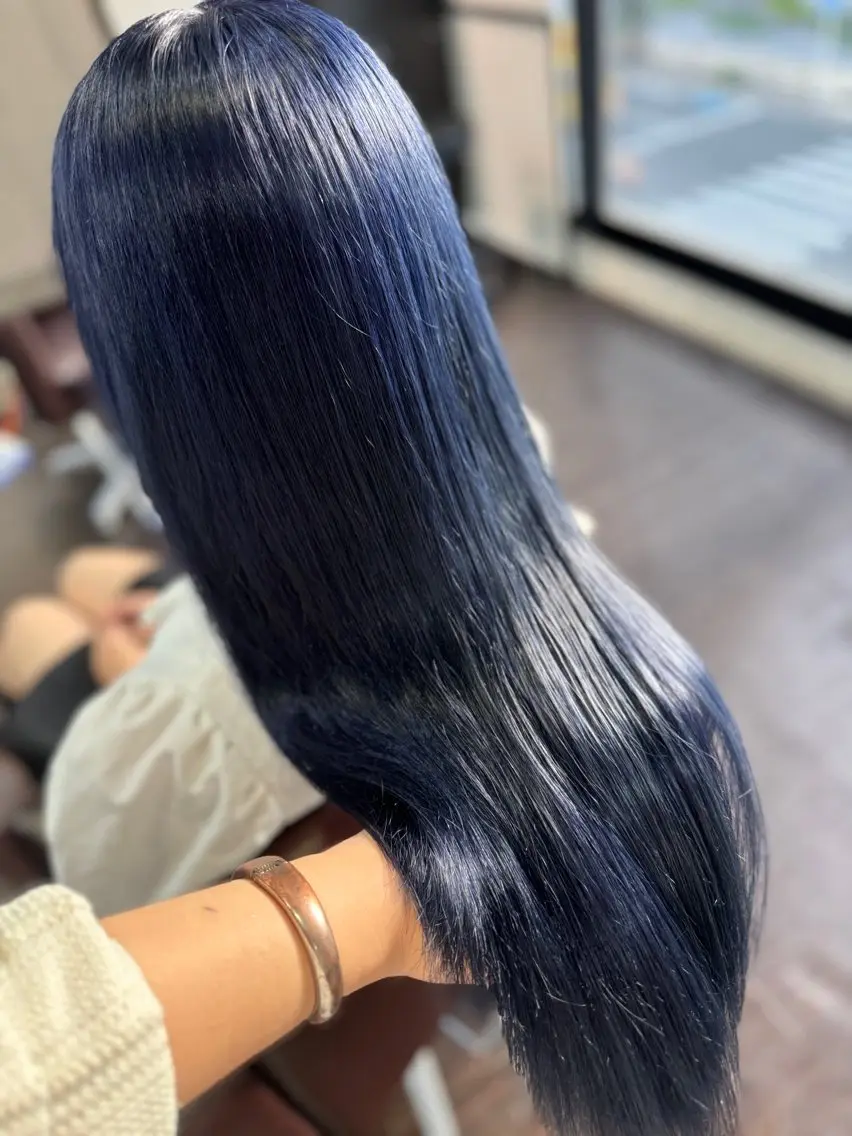 ロング カラー 黒髪 ブリーチ ブルーカラー ブルーブラック ケアブリーチ ヘアカラー Lima/ハイトー ン/ブリーチ/心斎橋のヘアスタイル