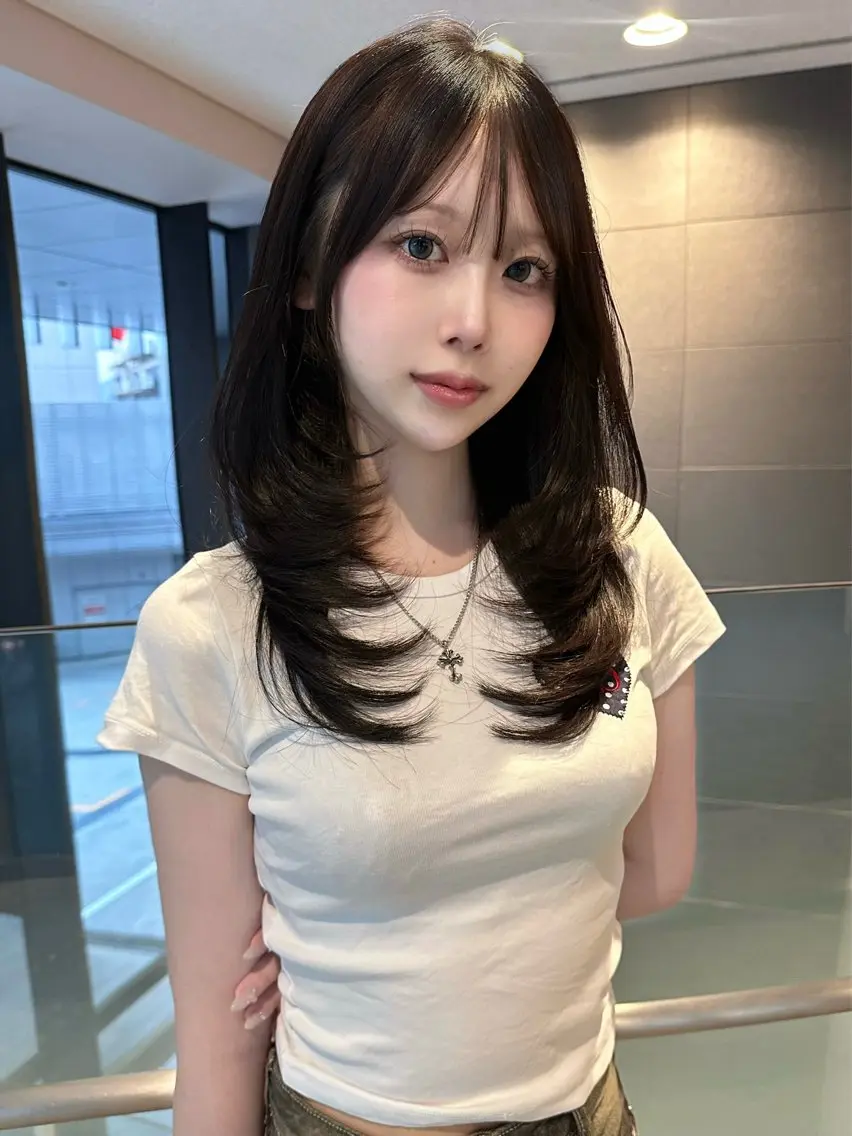セミロング カット 'AXIS Nanamiのヘアスタイル