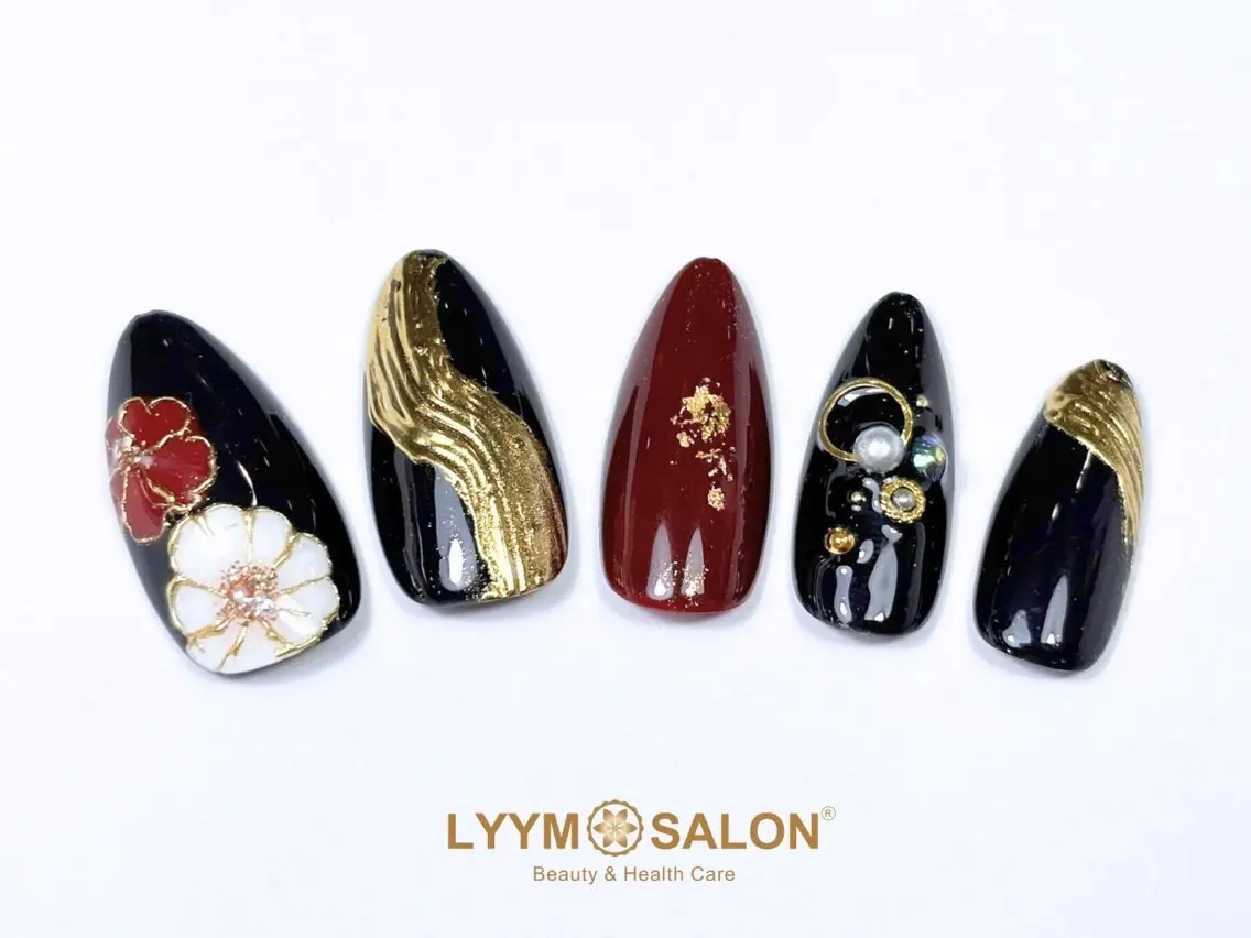 ネイル アートネイル ゴールド 韓国ネイル 赤色 ワンホンネイル ハンドネイル LYYM Salonのネイルデザイン