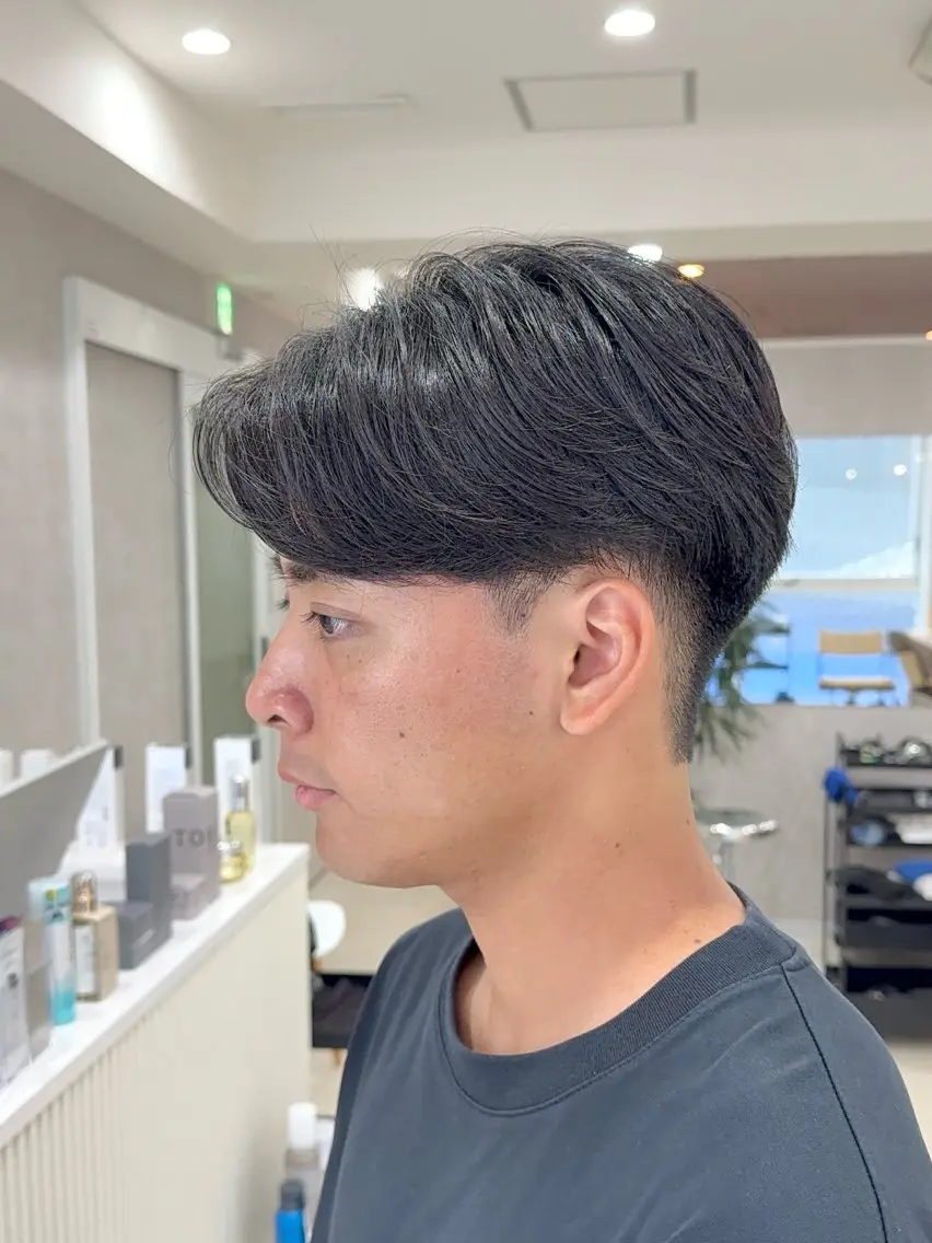 ショート パーマ メンズ センターパート メンズパーマ 似合わせカット ニュアンスパーマ 【東北メンズヘア1 位受賞🥇】本間祐太のヘアスタイル