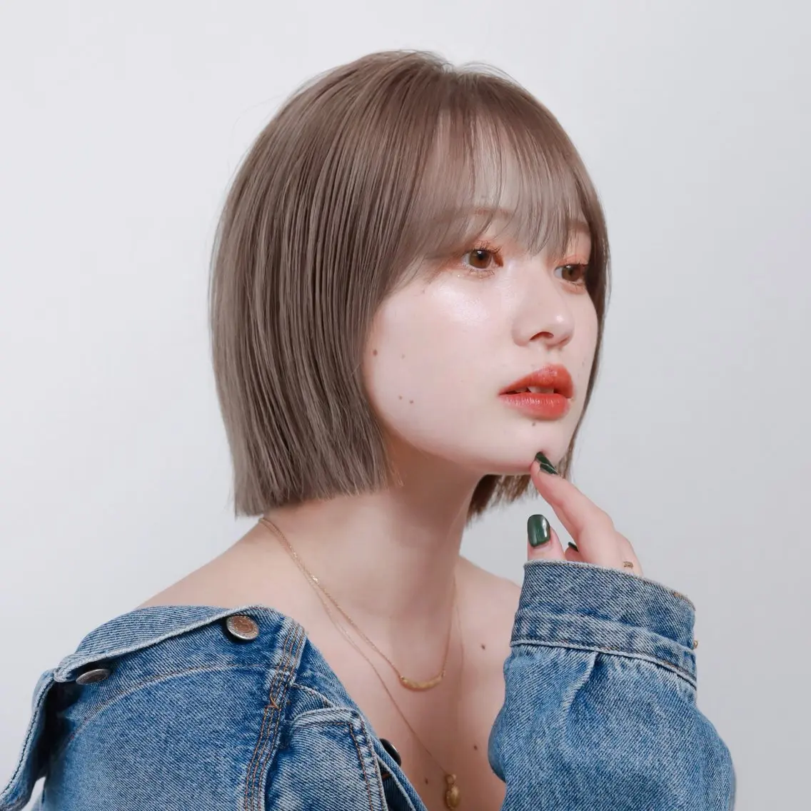 ミディアム カラー 切りっぱなしボブ ベージュカラー ブリーチ 透明感カラー ハイトーンカラー 柔らかいレイヤー🌿 大人ヘア/みっきーのヘアスタイル