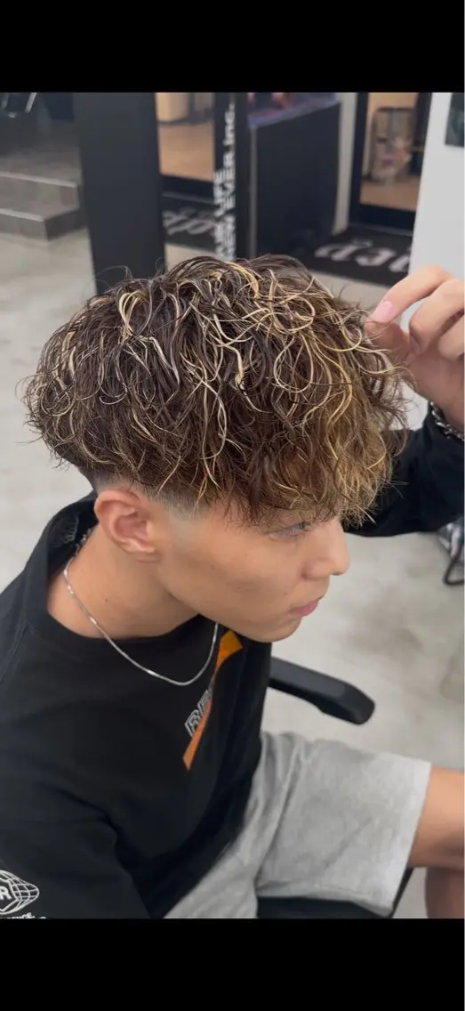 カラー パーマ メンズ スペインカール メンズパーマ特化🔥 藤野青空のヘアスタイル