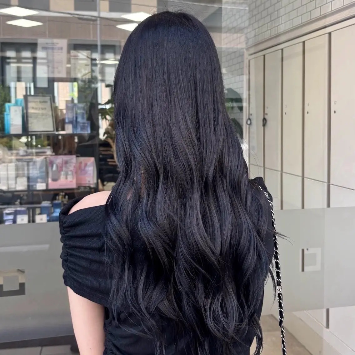 ロング カラー 黒髪 ブリーチ ブルーカラー ブルーブラック ブリーチなしカラー ヘアカラー 海野 楓のヘアスタイル