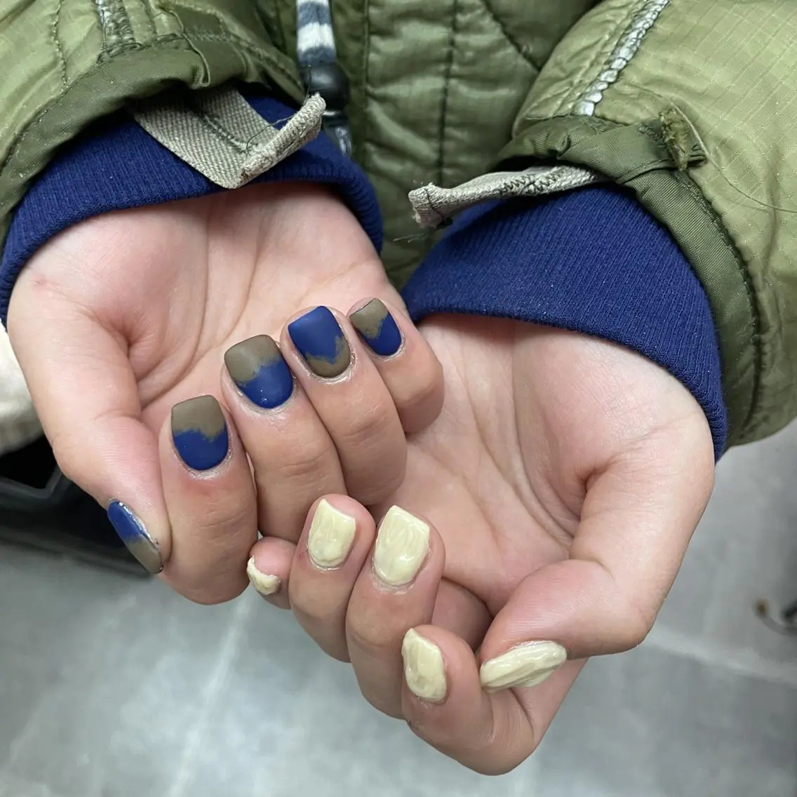 ネイル アートネイル べっ甲ネイル ジェルネイル グリーン キラキラネイル nailstudio eviz新宿店のネイルデザイン