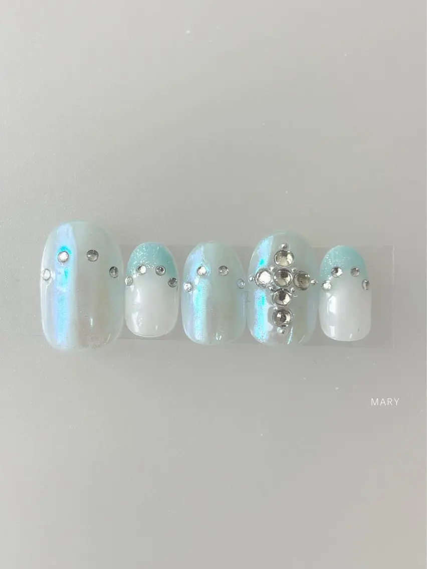ネイル オーロラネイル 氷ネイル・うるうるネイル 水色 ニュアンスネイル 夏ネイル ハンドネイル Mary nail .narumiのネイルデザイン