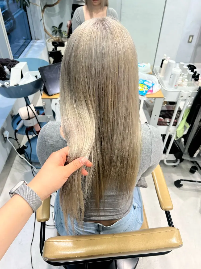 セミロング カラー ハイトーンカラー レイヤーカット ⭐シミズリホのヘアスタイル