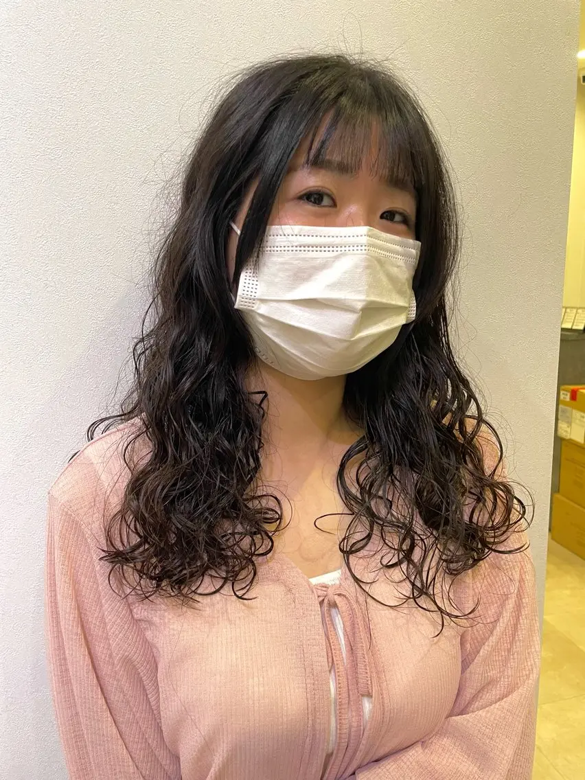 セミロング パーマ 横田 愛梨のヘアスタイル