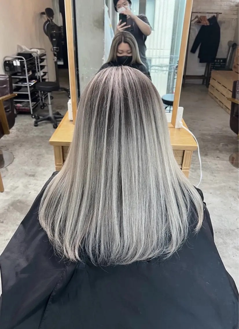セミロング カラー バレイヤージュ シルバー ホワイトシルバー レイヤーカット ヘアカラー トリートメント 指名数No.1 /NAOYAのヘアスタイル