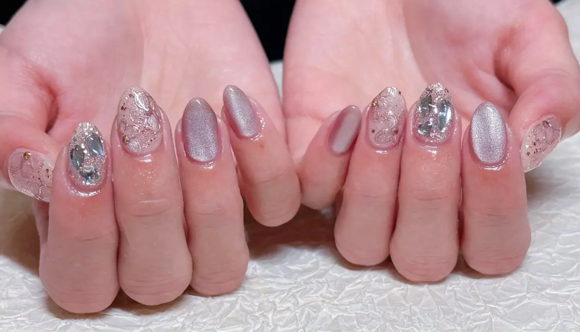 ネイル 桜ネイル キラキラネイル マグネットネイル 春ネイル ハンドネイル ハンドケア 💫ゆか_ Nailartistのネイルデザイン