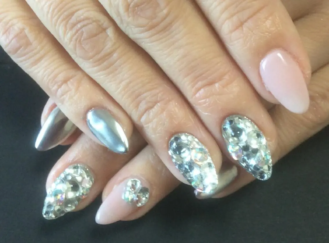 ネイル キラキラネイル ミラーネイル ストーンネイル Lilith Nailのネイルデザイン