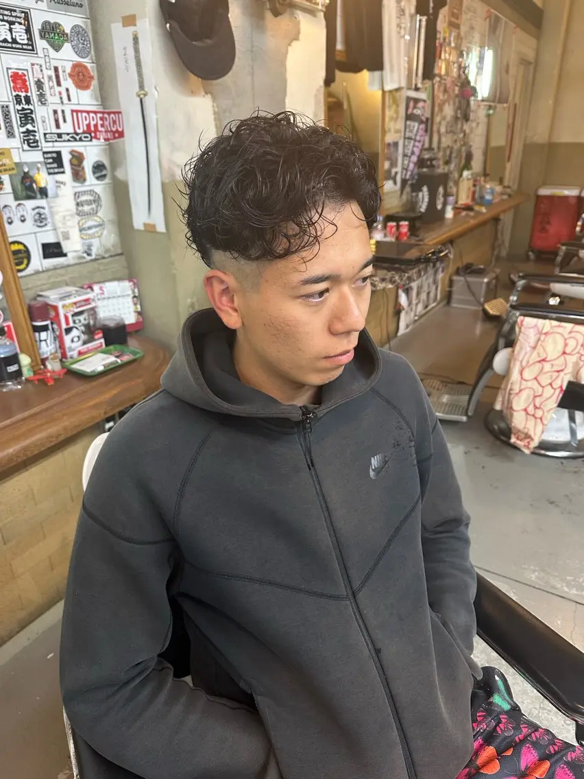 ショート パーマ メンズ フェードカット メンズパーマ スキンフェード モチヅキ タツキのヘアスタイル