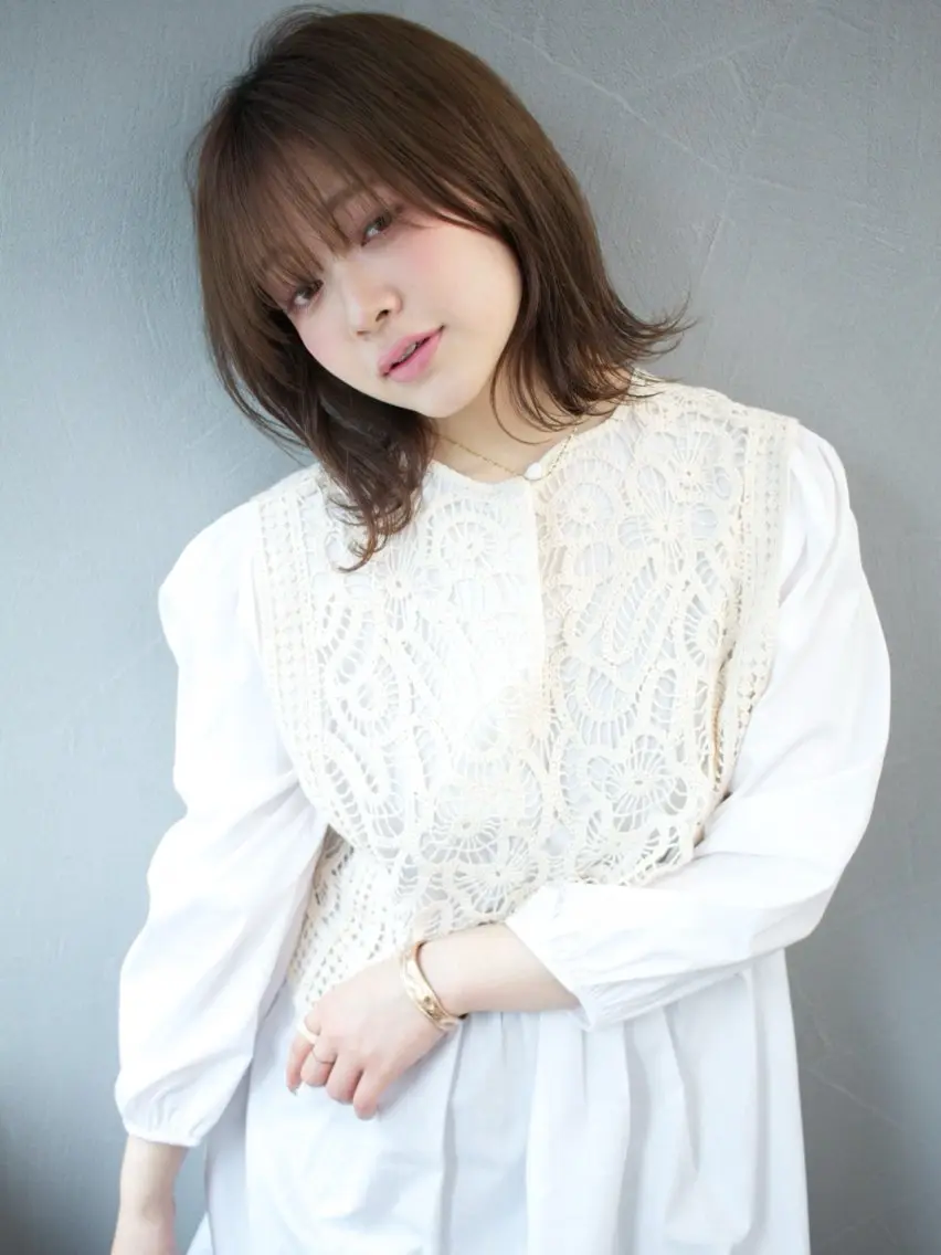 ミディアム くびれヘア 顔まわりレイヤー レイヤーカット シースルーバング 外ハネヘア 平野 たかひとのヘアスタイル