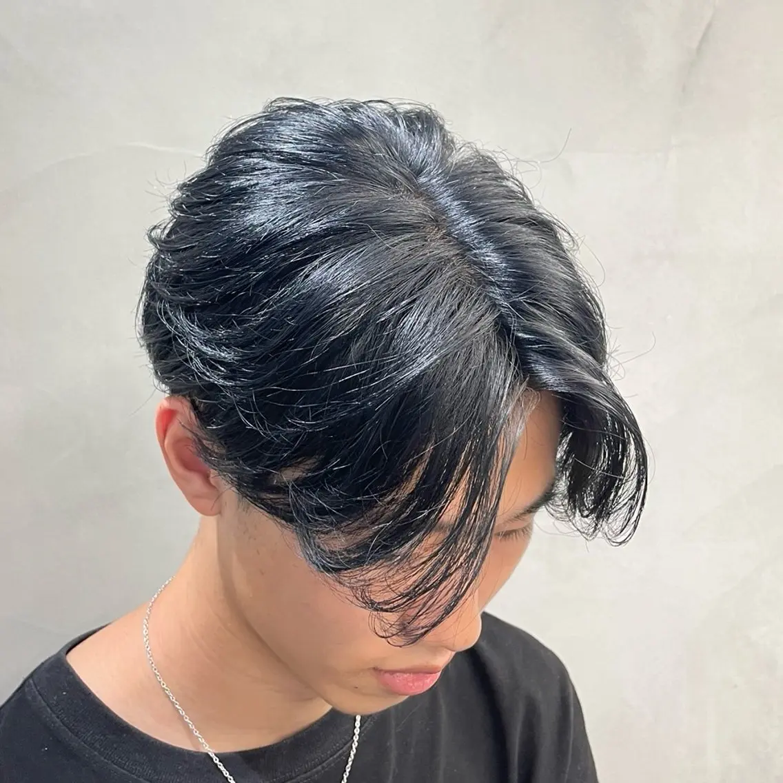 ミディアム カラー ヘアアレンジ メンズ 黒髪 ブルーカラー ブルーブラック fifth 石川 凪のヘアスタイル
