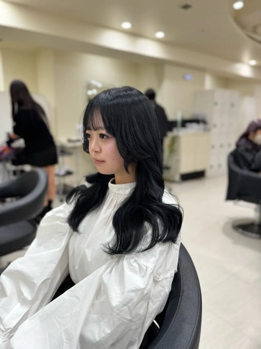 ロング くびれヘア 髪質改善 韓国風ヘア レイヤーカット カット ヘアカラー トリートメント 縮毛矯正× ブルーブラック/池袋のヘアスタイル