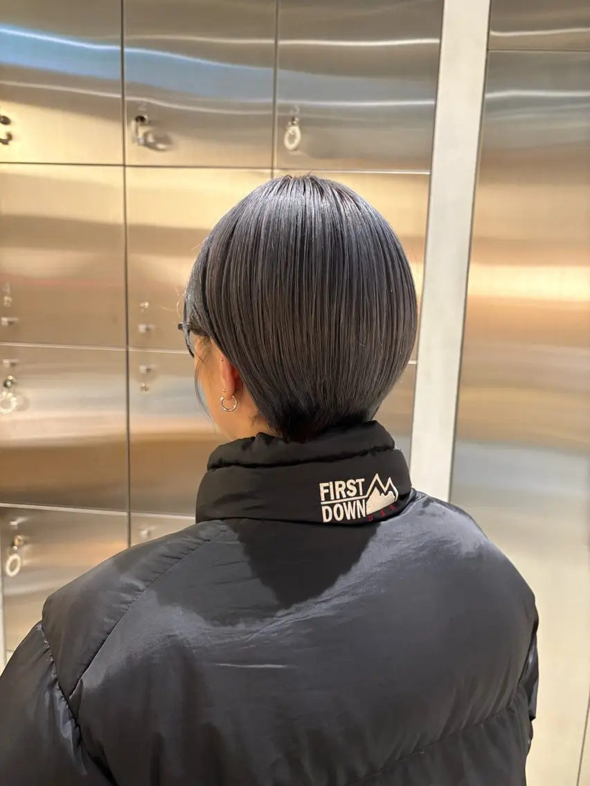 ショート カラー ブリーチ シルバー 樋口 花穂のヘアスタイル