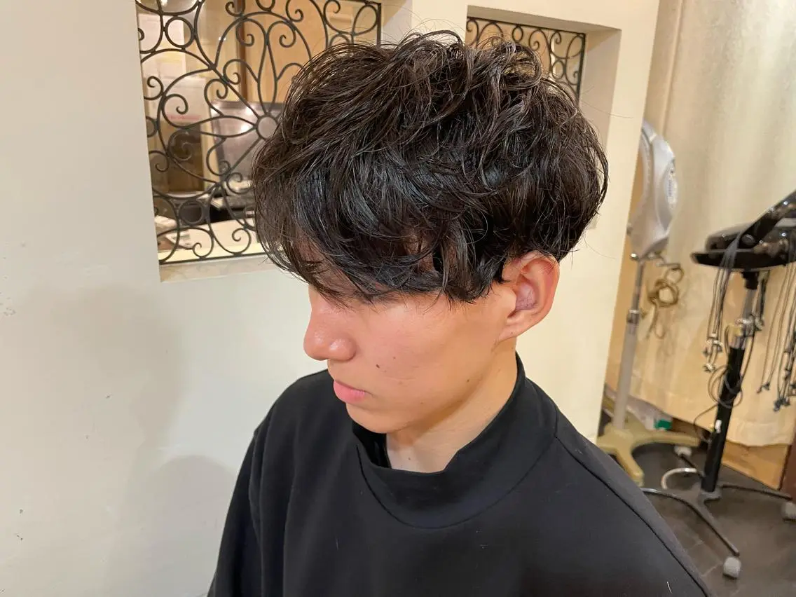 ミディアム パーマ メンズ センターパート マッシュ 西宮ハイトーンカラー ひらり💜のヘアスタイル