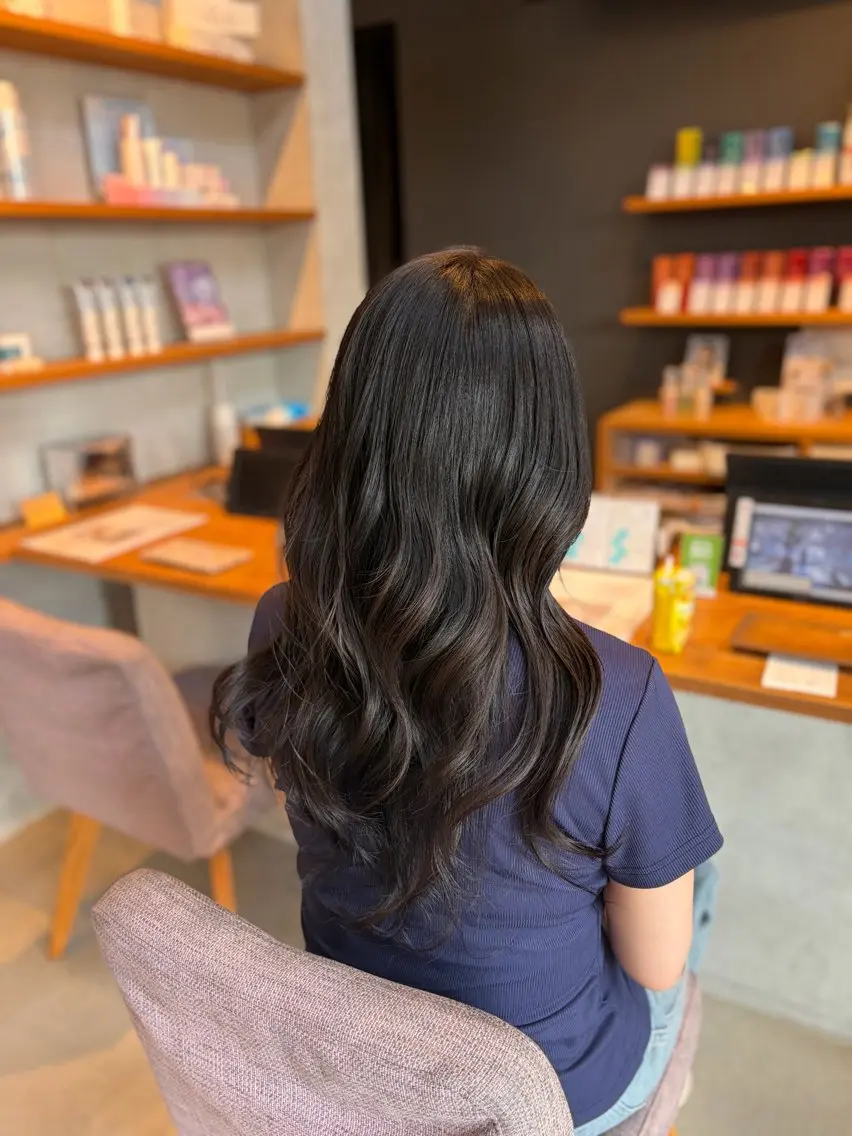 ロング カラー 黒髪 透明感カラー ダークグレー ダークグレージュ グレージュ ヘアカラー トリートメント momoka オリーブ/ベージュのヘアスタイル