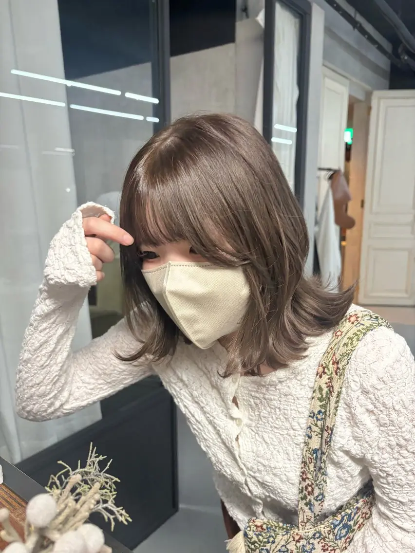ミディアム カラー ベージュカラー ブリーチ ミルクティーベージュ 井上 愛梨のヘアスタイル