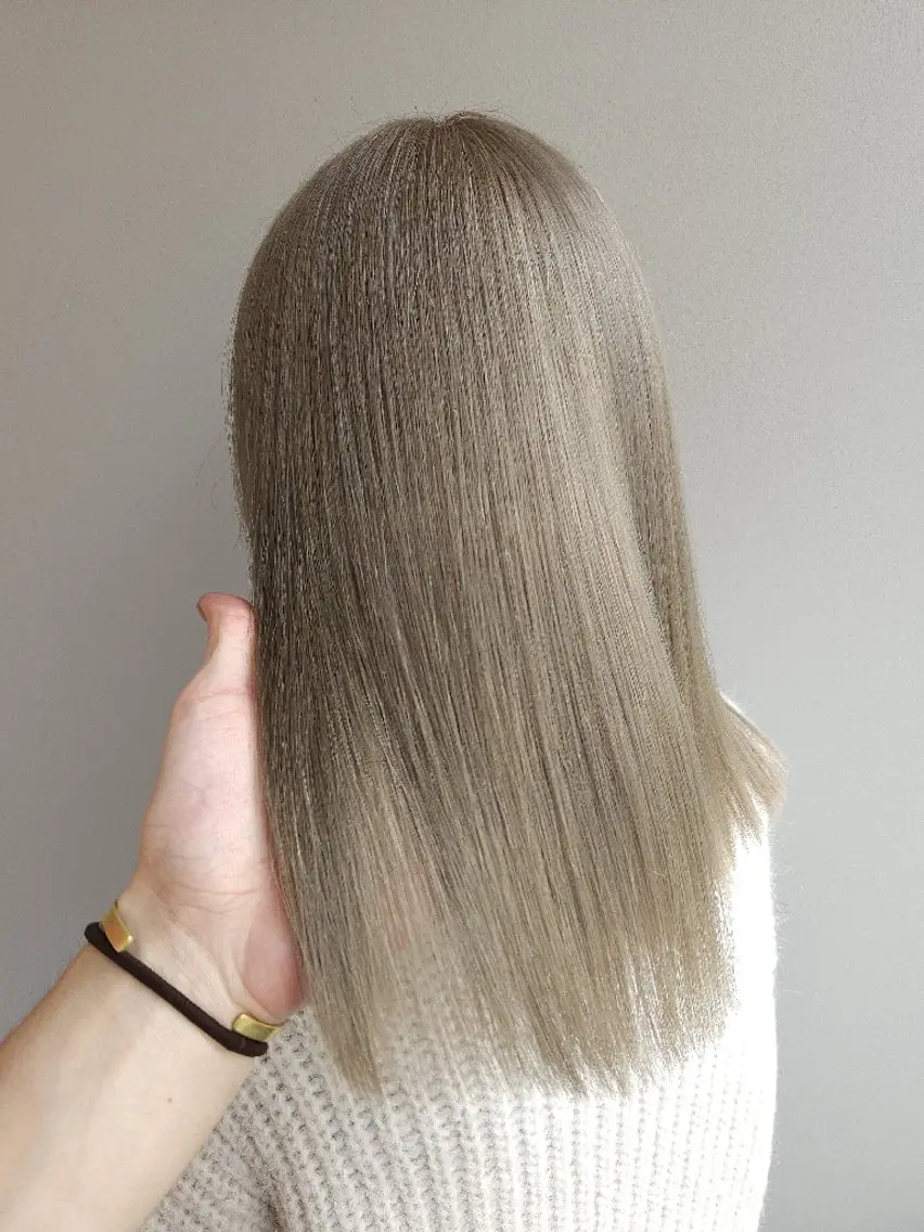 セミロング カラー アッシュ ベージュカラー ブリーチ ケアブリーチ グレージュ 成瀬 弘光のヘアスタイル