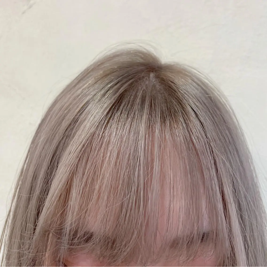 ミディアム カラー ヘアアレンジ ブリーチ グレージュ シルバー シルバーグレージュ ヘアカラー トリートメント 秋山 幸太のヘアスタイル