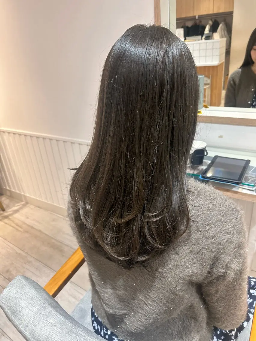 セミロング カラー アッシュ レイヤーカット カット ヘアカラー トリートメント 大川 夏実のヘアスタイル