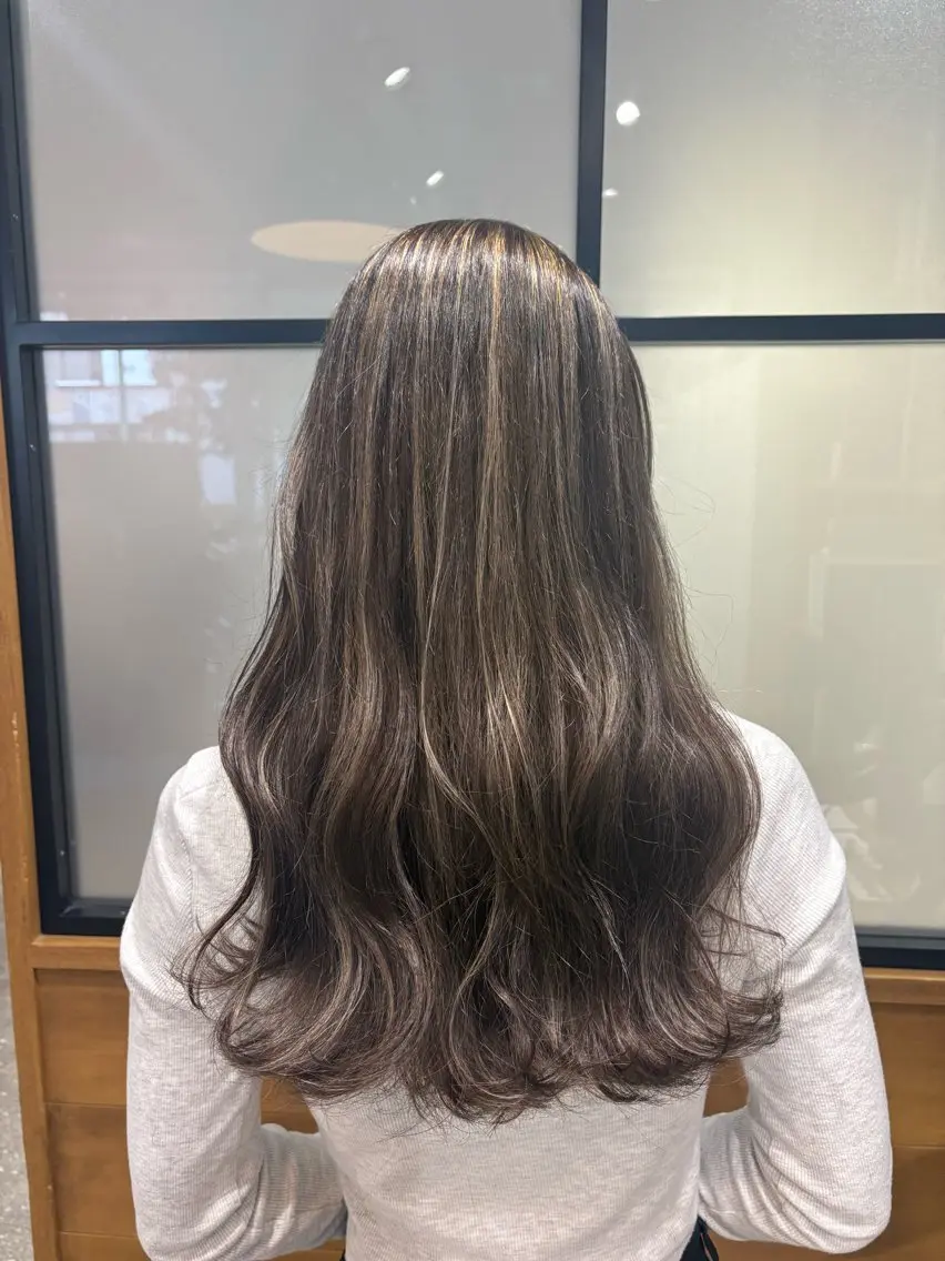 ロング カラー ハイライトカラー ハイライト ヘアカラー 新井 友菜のヘアスタイル