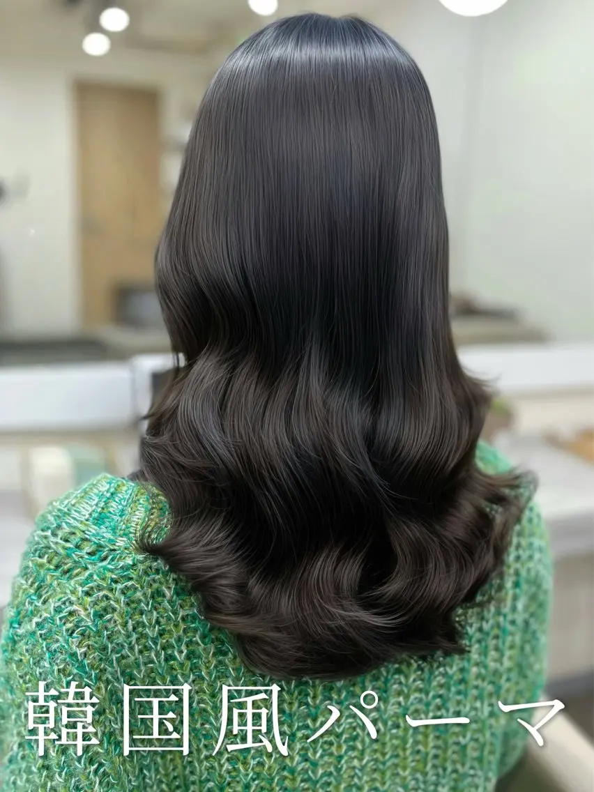 セミロング 波巻きウェーブ 韓国風パーマ 纐纈のヘアスタイル